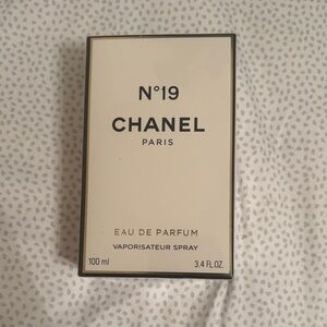 CHANEL N°19 Eau de Parfum Spray - Cream